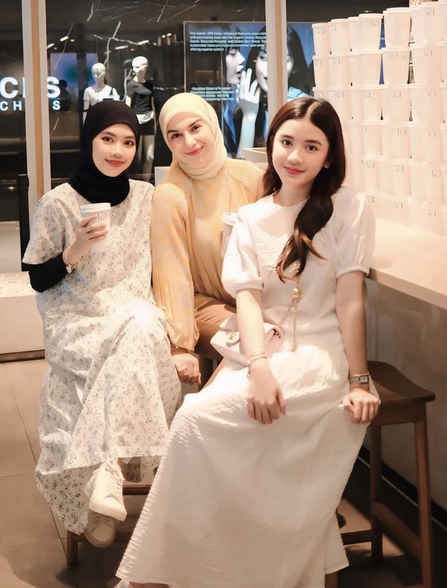 Irish Bella kembali memamerkan kedekatannya dengan 2 putri sambungnya, Syifa dan Hassya. Kali ini kedekatan twrsebut terlihat saat mereka sedang liburan bersama ke Bangkok. Foto: Instagram/@_irishbella_