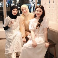 Irish Bella kembali memamerkan kedekatannya dengan 2 putri sambungnya, Syifa dan Hassya. Kali ini kedekatan twrsebut terlihat saat mereka sedang liburan bersama ke Bangkok. Foto: Instagram/@_irishbella_