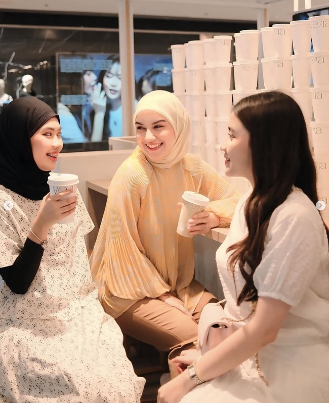 Pose bareng sambil tertawa, ketiganya tampil bak bestie. Dari keterangan unggahannya diketahui bahwa itu adalah momen liburan pertama Irish bersama suami dan anak-anaknya. Foto: Instagram/@_irishbella_
