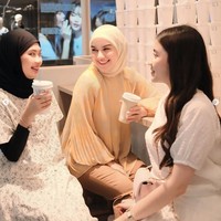 Pose bareng sambil tertawa, ketiganya tampil bak bestie. Dari keterangan unggahannya diketahui bahwa itu adalah momen liburan pertama Irish bersama suami dan anak-anaknya. Foto: Instagram/@_irishbella_