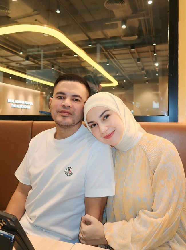 Irish juga memamerkan kemesraannya dengan suami, Haldy Sabri. Sambil bersandar di bahu suami, Irish memamerkan senyum manisnya. Foto: Instagram/@_irishbella_