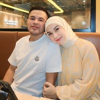 Irish juga memamerkan kemesraannya dengan suami, Haldy Sabri. Sambil bersandar di bahu suami, Irish memamerkan senyum manisnya. Foto: Instagram/@_irishbella_