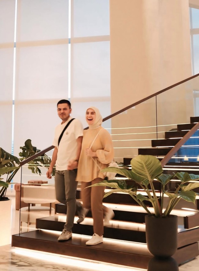 Sebagai pasutri baru Irish dan Haldy juga terlihat kompak dan selalu romantis. Seperti dalam fito, terlihat keduanya yang tengah menuruni tangga sambil bergandengan tangan. Foto: Instagram/@_irishbella_