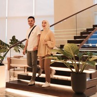 Sebagai pasutri baru Irish dan Haldy juga terlihat kompak dan selalu romantis. Seperti dalam fito, terlihat keduanya yang tengah menuruni tangga sambil bergandengan tangan. Foto: Instagram/@_irishbella_