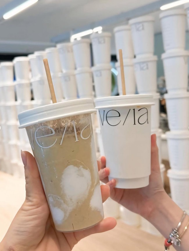 Irish juga membagikan potret minuman yang diminumnya bersama sang putri. Perjalanan liburannya itu terlihat semakin seru dan lengkap. Foto: Instagram/@_irishbella_