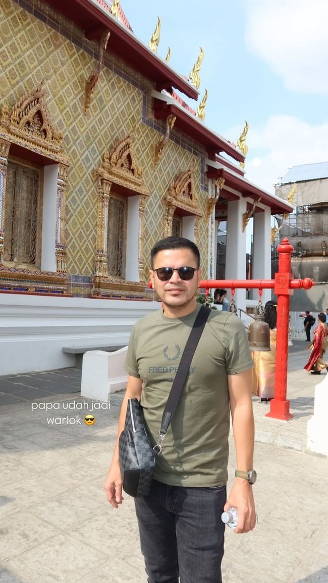 Melalui akun Instagram pribadinya Hassya sempat mengunggah foto sang ayah saat di Bangkok. Ia menyebut ayahnya sudah terlihat seperti warga lokal di sana. Foto: Instagram/@_irishbella_