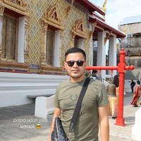 Melalui akun Instagram pribadinya Hassya sempat mengunggah foto sang ayah saat di Bangkok. Ia menyebut ayahnya sudah terlihat seperti warga lokal di sana. Foto: Instagram/@_irishbella_