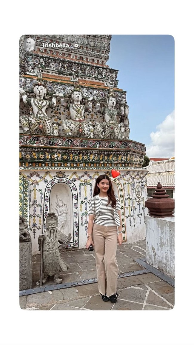 Foto Hassya saat berada di Wat Arun juga sempat diunggah oleh Irish ke Instagram Story miliknya. Foto: Instagram/@_irishbella_