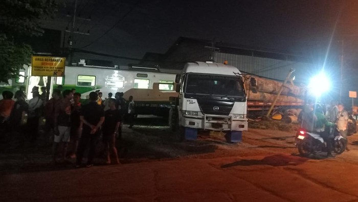 KA tabrak trailer di Gresik