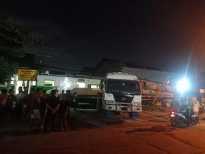 Trailer Muat Kayu Tertabrak KA Komuter di Gresik, Masinis-Asisten Terluka