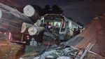 Horor Penampakan Kayu Gelondongan Tertancap di Lokomotif KA Jenggala