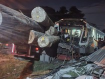 Video: Kecelakaan Horor Trailer-KA Komuter di Gresik, Asisten Masinis Tewas