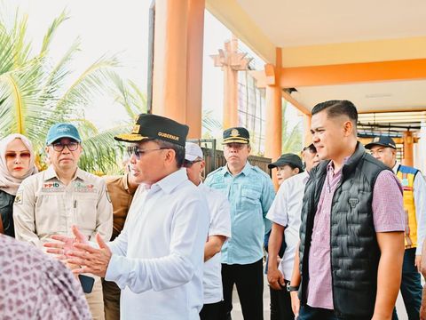 Kadisdik Kalteng, Reza Prabowo (rompi hitam) saat mendampingi Gubernur Kalteng