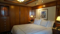 Selain mewah, kamarnya juga luas. Satu kamar kelas ini bisa dihuni hingga maksimal 4 orang. Cocok untuk satu keluarga yang pergi bersama-sama liburan naik kapal pesiar. (Wahyu/detiktravel)