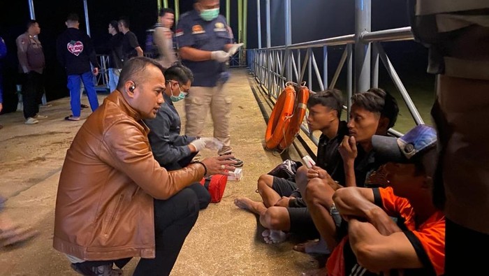 Kapolres Babar AKBP Pradana Aditya Nugraha menemui tiga korban kapal terbalik