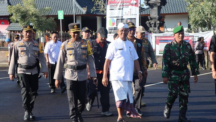 Kapolres Karangasem, AKBP I Nengah Sadiarta, saat melaksanakan apel gelar pasukan pengaman upacara IBTK di Terminal Kedungdung, Besakih, Selasa (8/4/2025). (Dok. Polres Karangasem)