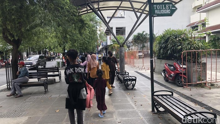 Kawasan pedestrian Jalan Malioboro Jogja yang dikeluhkan wisatawan tercium bau pesing, Selasa (8/4/2025).