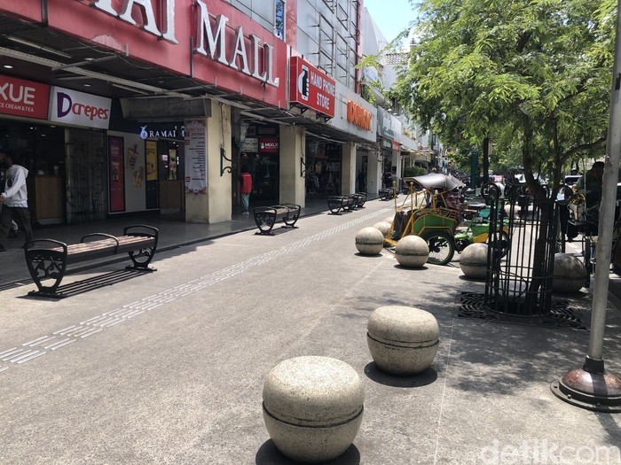 Kawasan pedestrian Jalan Malioboro Jogja yang dikeluhkan wisatawan tercium bau pesing, Selasa (8/4/2025).