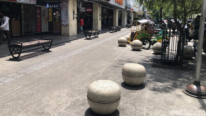 Kawasan pedestrian Jalan Malioboro Jogja yang dikeluhkan wisatawan tercium bau pesing, Selasa (8/4/2025).