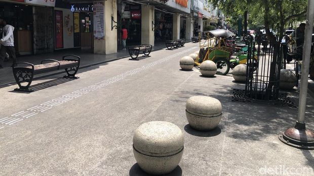 Kawasan pedestrian Jalan Malioboro Jogja yang dikeluhkan wisatawan tercium bau pesing, Selasa (8/4/2025).