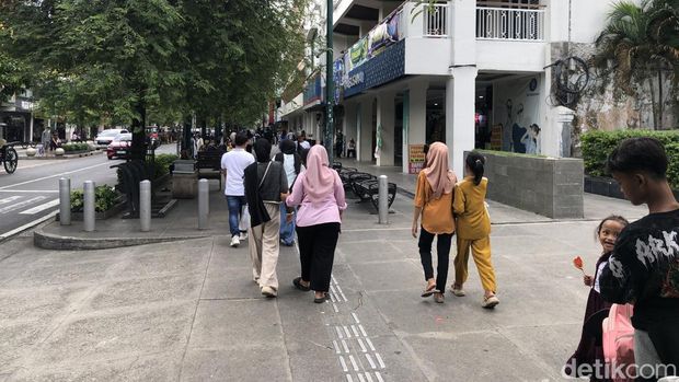 Kawasan pedestrian Jalan Malioboro Jogja yang dikeluhkan wisatawan tercium bau pesing, Selasa (8/4/2025).