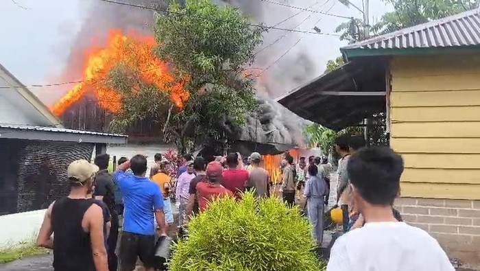 Kebakaran di Lingga, Kepri hanguskan 6 unit rumah. (Dok. Istimewa)
