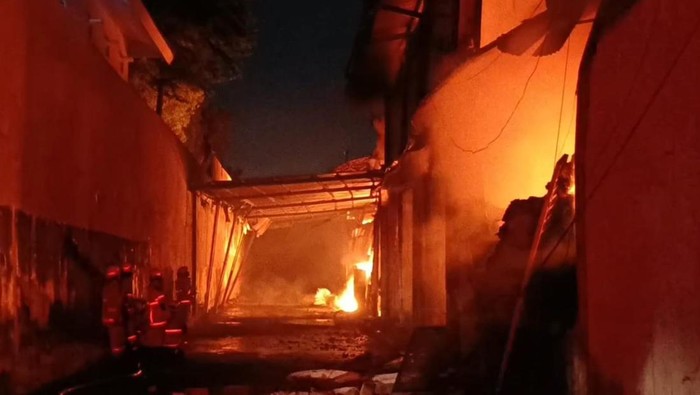 Kebakaran gudang sandal di Tanjungsari Surabaya