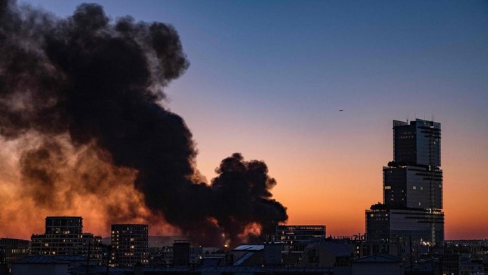 Kebakaran pabrik daur ulang memicu kepulan asap pekat di langit kota Paris. (AFP)