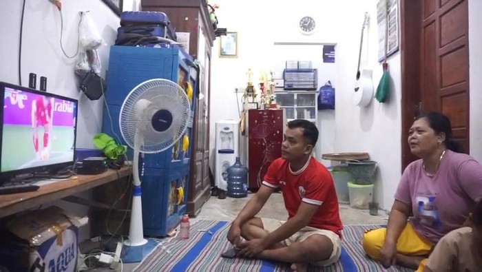 Keluarga Alberto nonton di rumahnya di Bojonegoro saat Timnas vs Yaman