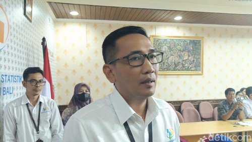 Kepala BPS Provinsi Bali Agus Gede Hendrayana Hermawan saat dijumpai di kantor BPS Provinsi Bali pada Selasa (8/4/2025).