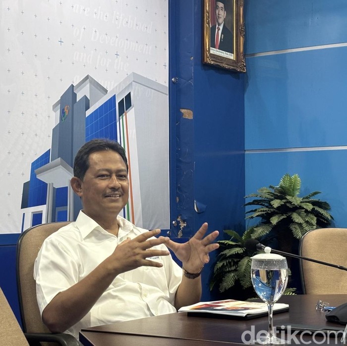 Kepala BPS Jatim Dr Ir Zulkipli di kantornya