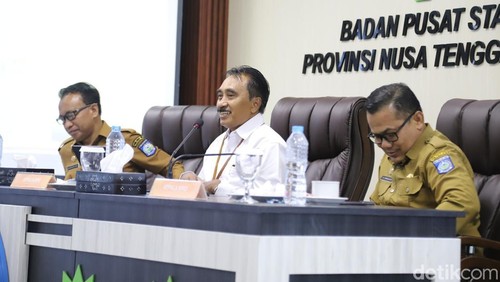 Kepala BPS NTB Wahyudin (tengah) saat memaparkan rilis inflasi NTB Maret 2025 di Kantor BPS NTB, Selasa (8/4/2025).