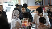 Sebelumnya Okie Agustina lebih fokus mengurus anak-anaknya. Namun, ia tetap suka membagikan momen seru saat nongkrong atau kulineran bersama anak-anaknya. Foto: Instagram @okieagustina_