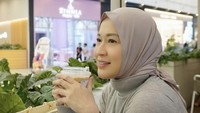 Ada lagi momen saat ibu empat anak ini bersantai di kafe dalam mall. Okie tampak memesan segelas es kopi susu. Foto: Instagram @okieagustina_
