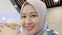 Momen minum kopi lainnya ditunjukkan dalam unggahan foto ini di Instagram. Ibunda Kiesha Alvaro itu tersenyum lebar sambil memegang segelas es kopi susunya. Foto: Instagram @okieagustina_