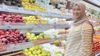 Kali ini Okie Agustina terlihat sedang berbelanja di supermarket. Wanita kelahiran Bogor itu sempat berhenti di area kulkas untuk membeli berbagai buah. Foto: Instagram @okieagustina_