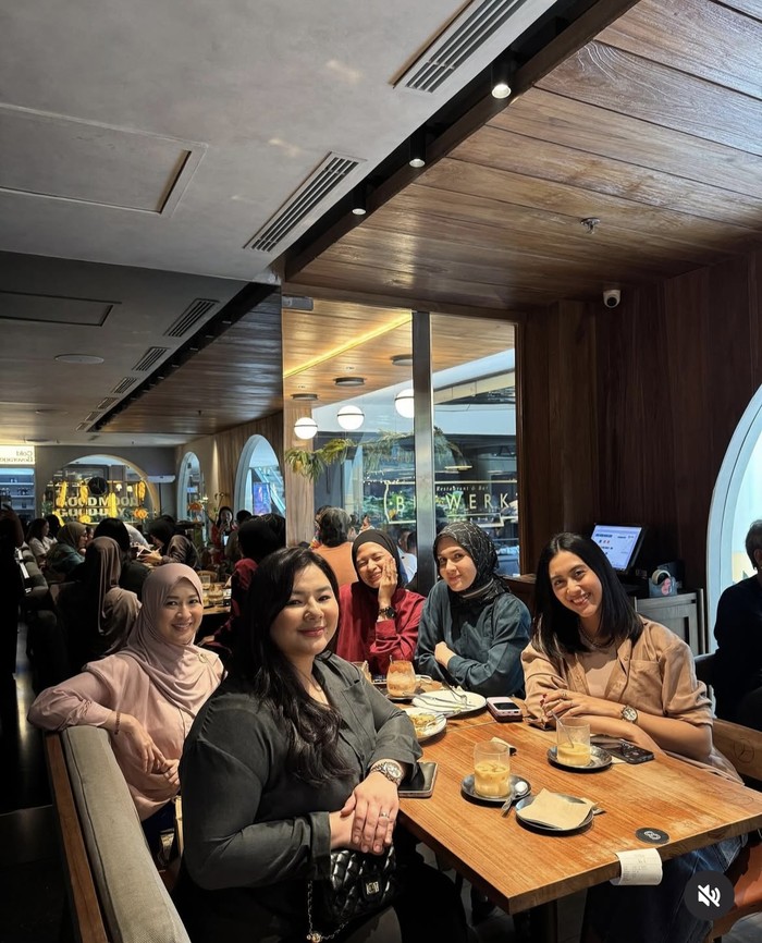 Keseruan Okie Agustina Saat Ngopi hingga Ngemil Gelato Keseruan Okie Agustina Saat Ngopi hingga Ngemil Gelato