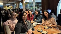 Pemeran sinetron Islam KTP ini juga sempat nongkrong bersama teman-temannya di kafe. Mereka terlihat memesan es kopi susu. Foto: Instagram @okieagustina_