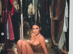 Kim Kardashian Pamer Gaya Tanpa Celana Pakai Korset Bulu
