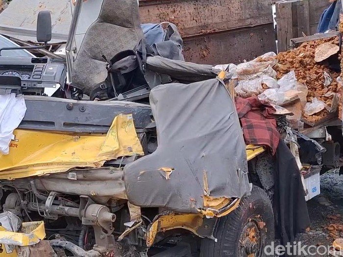 Kondisi truk pengangkut gula merah usai kecelakaan di KM 93 Tol Cipularang.