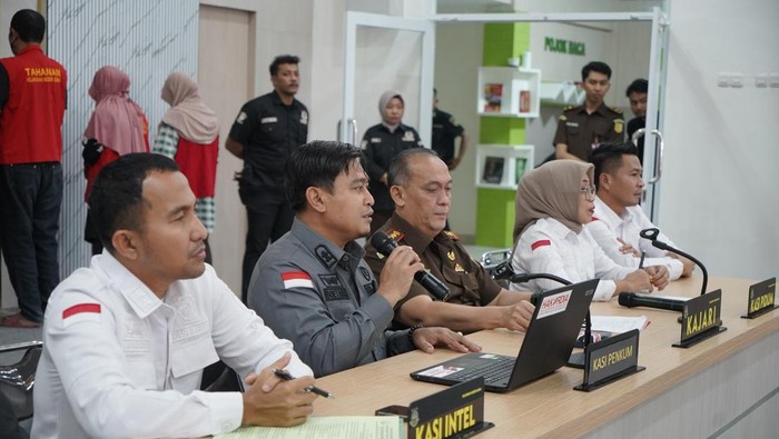 Konferensi pers pelimpahan 3 tersangka kasus uang palsu UIN Alauddin Makassar di Kejari Gowa.