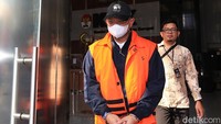 Tersangka lainnya yaitu Roberto Lumban Gaol juga keluar gedung KPK usai menjalani pemeriksaan.