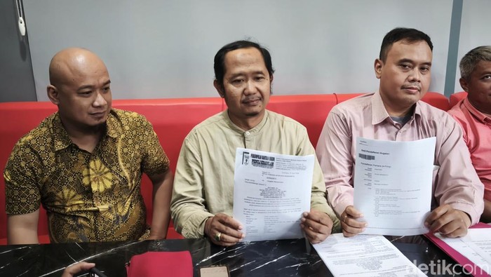 Kuasa hukum Aufaa Luqmana Re A, Sigit N Sudibyanto (tengah), saat konferensi pers di Restoran Padang Nasi Kapau Uni Yenni, Kecamatan Serengan, Kota Solo, Selasa (8/4/2025).