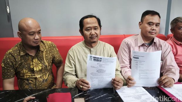 Kuasa hukum Aufaa Luqmana Re A, Sigit N Sudibyanto (tengah), saat konferensi pers di Restoran Padang Nasi Kapau Uni Yenni, Kecamatan Serengan, Kota Solo, Selasa (8/4/2025).