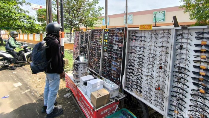Lapak kacamata milik Deni di jalur pantura Kota Cirebon.