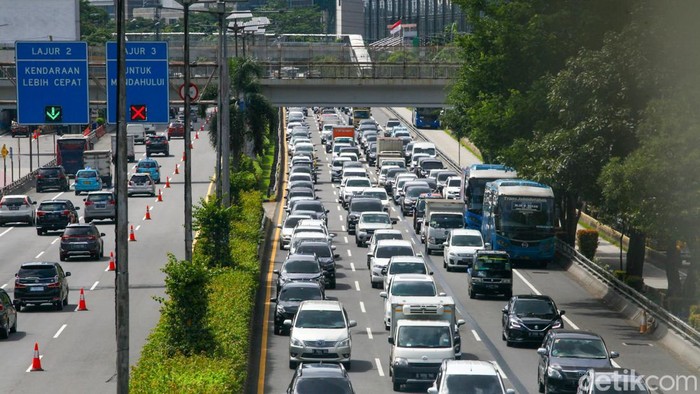 Libur Lebaran Usai, Lalin Jakarta Kembali Padat Lalu-lintas di sejumlah ruas jalan di Jakarta mengalami kepadatan pagi ini. Kepadatan tersebut akibat padatnya volume kendaraan.