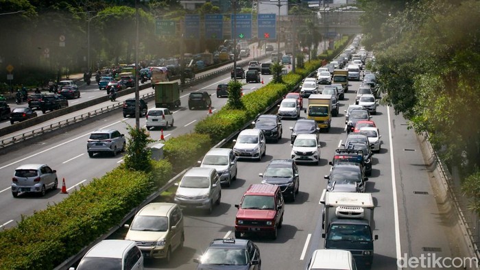 Lalu-lintas di sejumlah ruas jalan di Jakarta mengalami kepadatan pagi ini. Kepadatan tersebut akibat padatnya volume kendaraan.