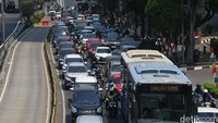 Kepadatan jalanan terjadi akibat meningkatnya volume kendaraan.