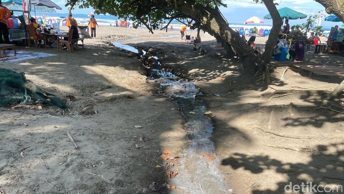 Limbah hotel yang dibuang ke Pantai Pangandaran.