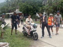 Video Momen Lisa BLACKPINK Naik Motor Karbu hingga Pakai Ponco Plastik